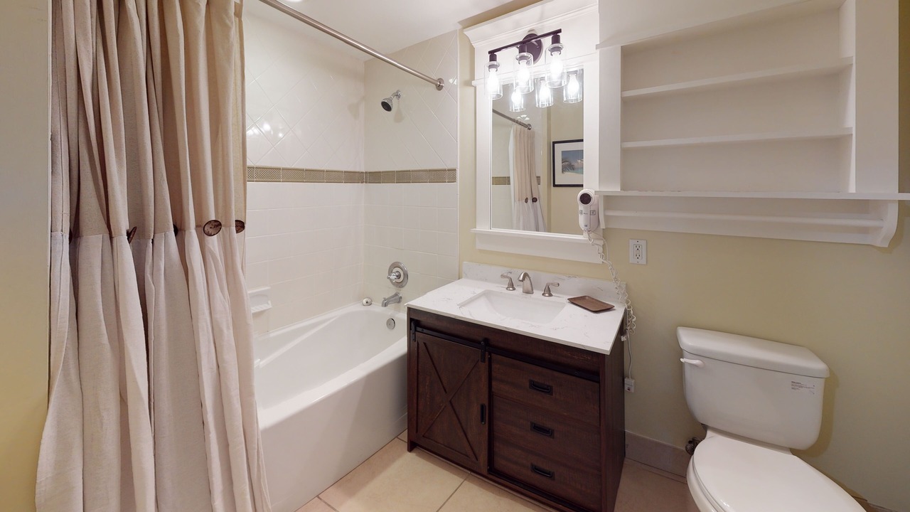 Photo of Bathroom in Baytowne Wharf
