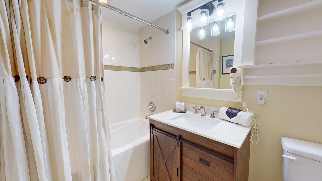 Photo of Bathroom in Baytowne Wharf