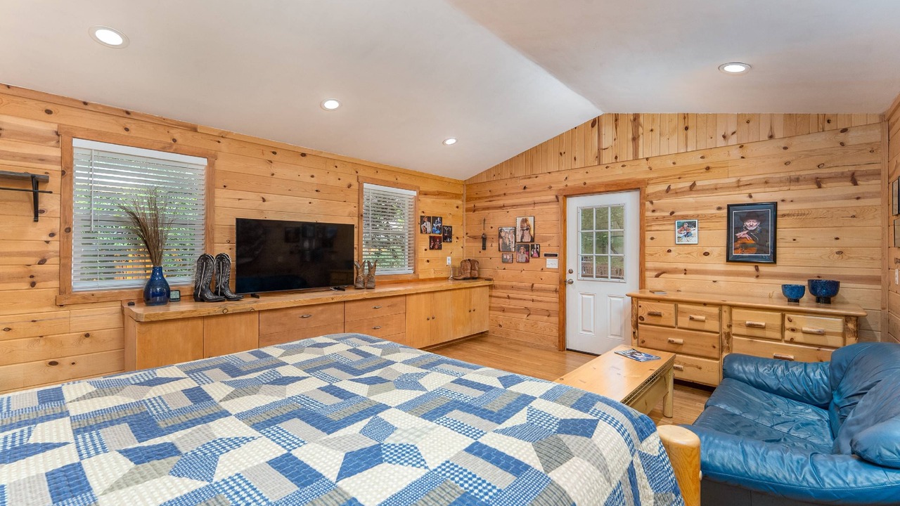 Photo of Bedroom in Central Rim