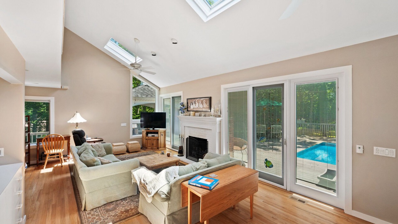 Photo of Livingroom in Amagansett North