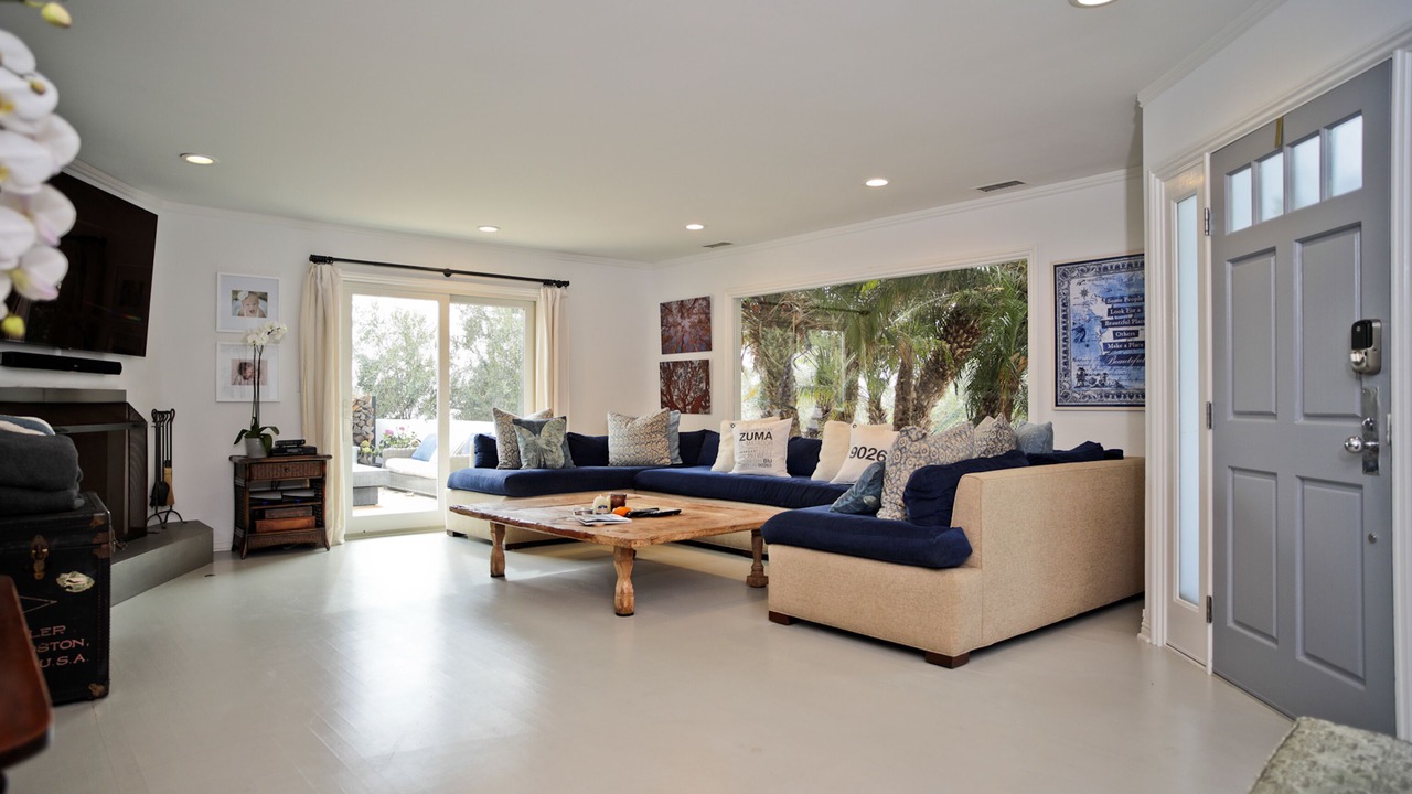 Photo of Livingroom in Western Malibu