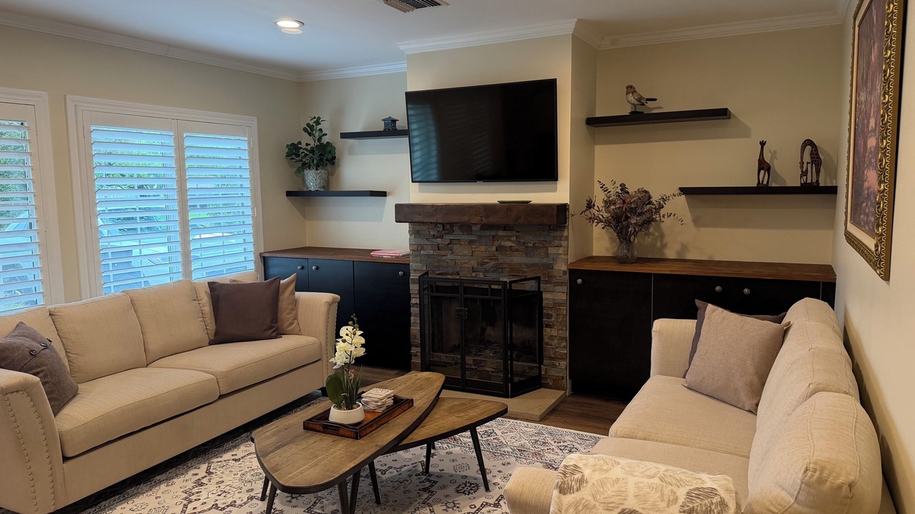 Photo of Livingroom in Valley Glen