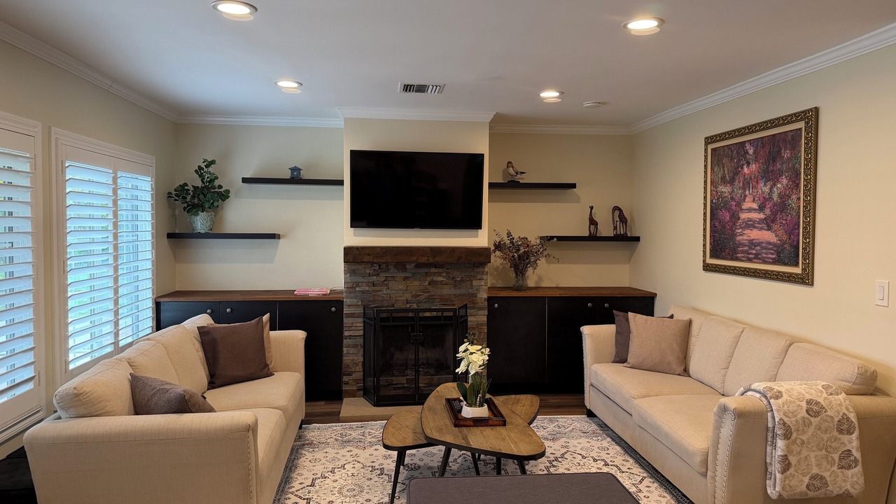 Photo of Livingroom in Valley Glen