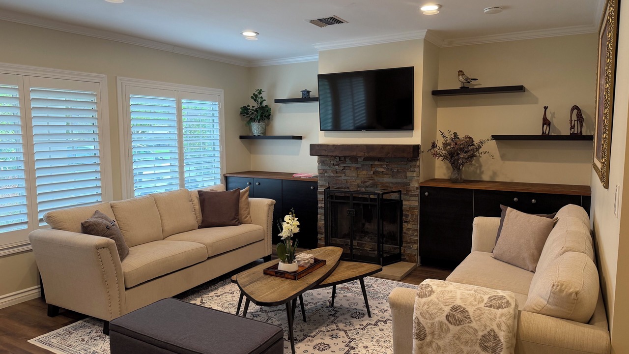 Photo of Livingroom in Valley Glen