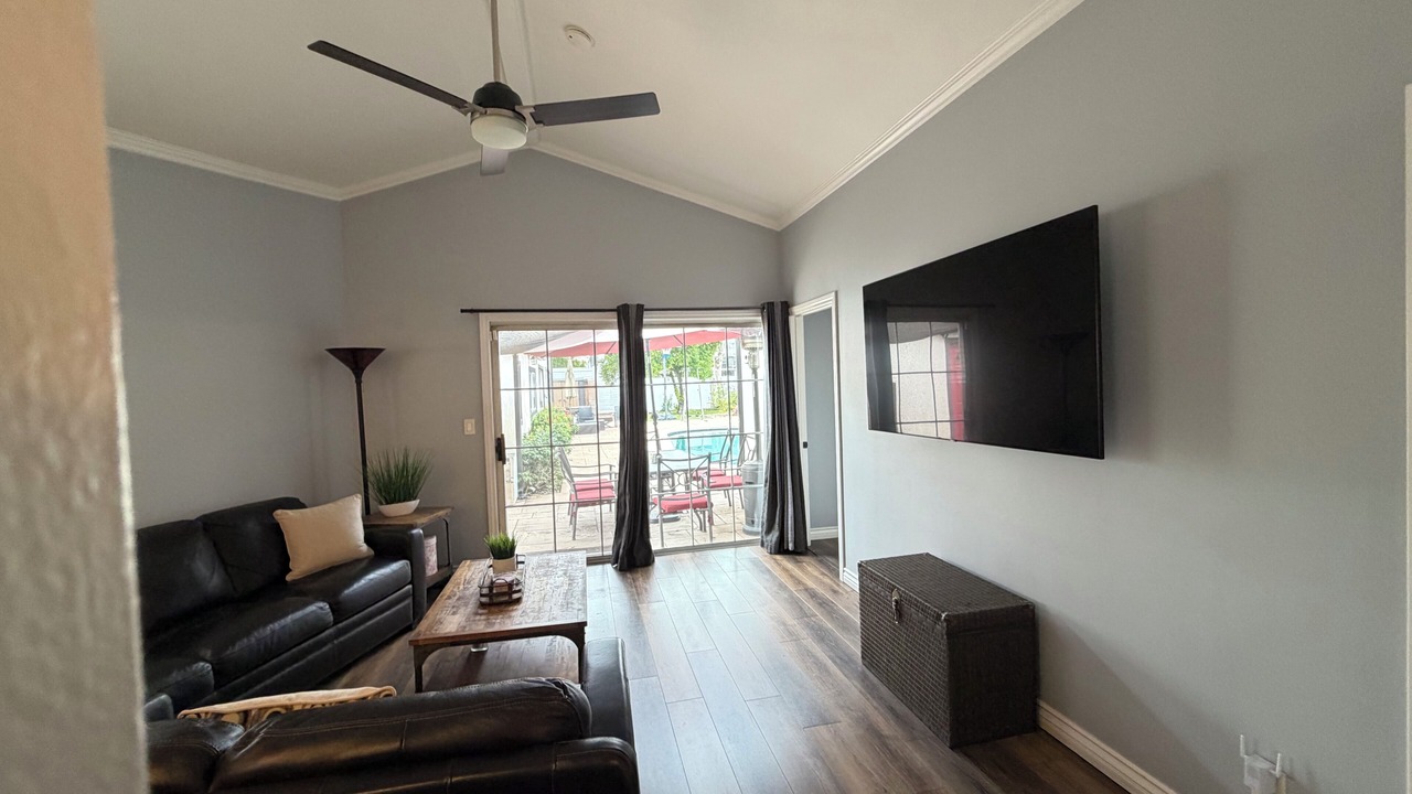 Photo of Livingroom in Valley Glen