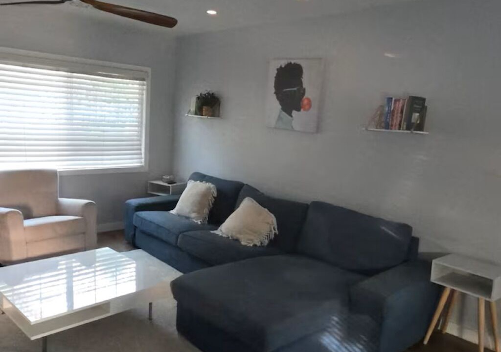 Photo of Livingroom in Valley Glen