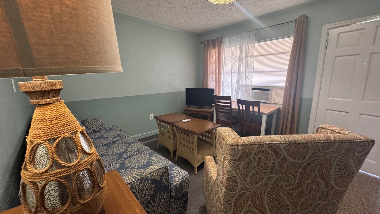 Photo of Livingroom in Biltmore Beach