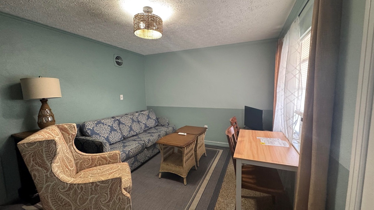 Photo of Livingroom in Biltmore Beach