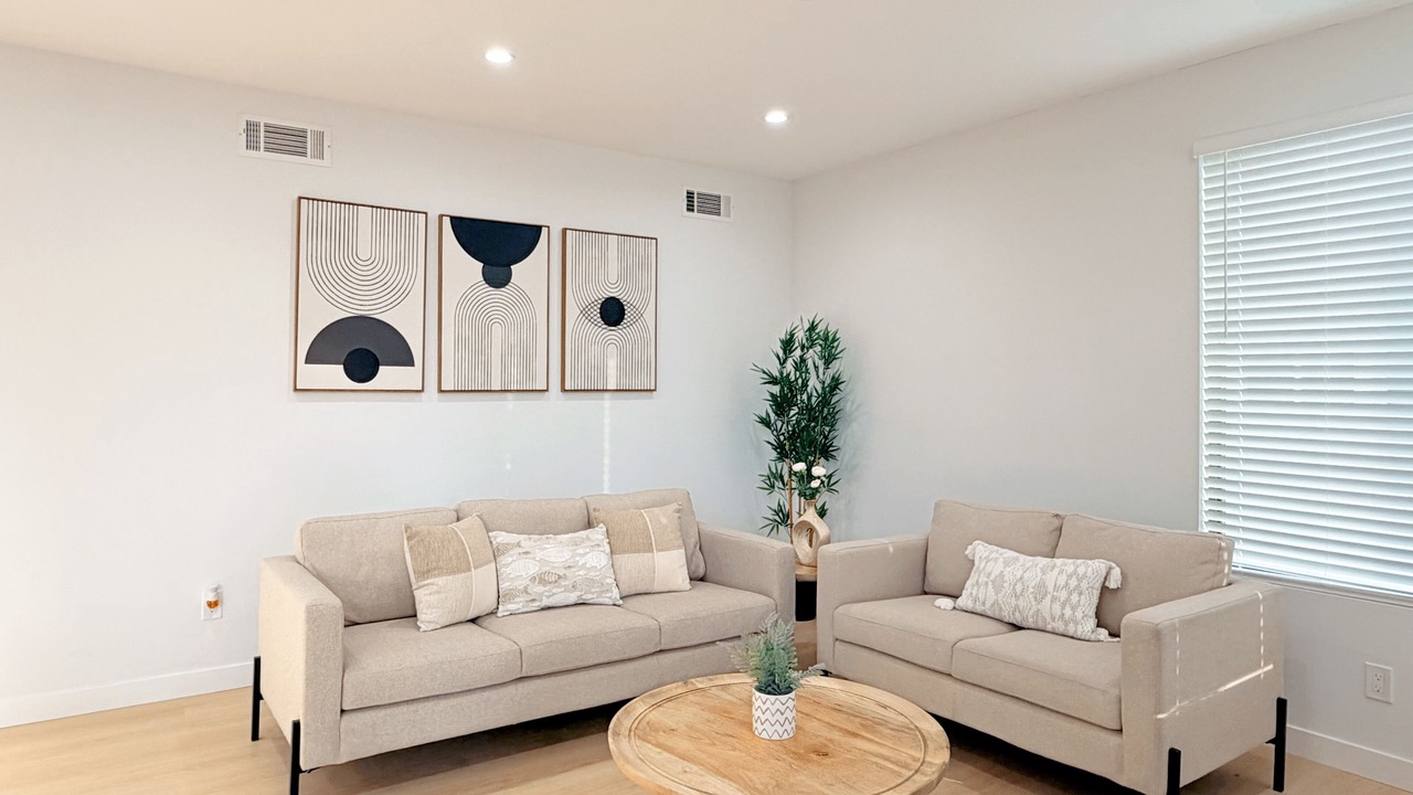 Photo of Livingroom in Mid Central