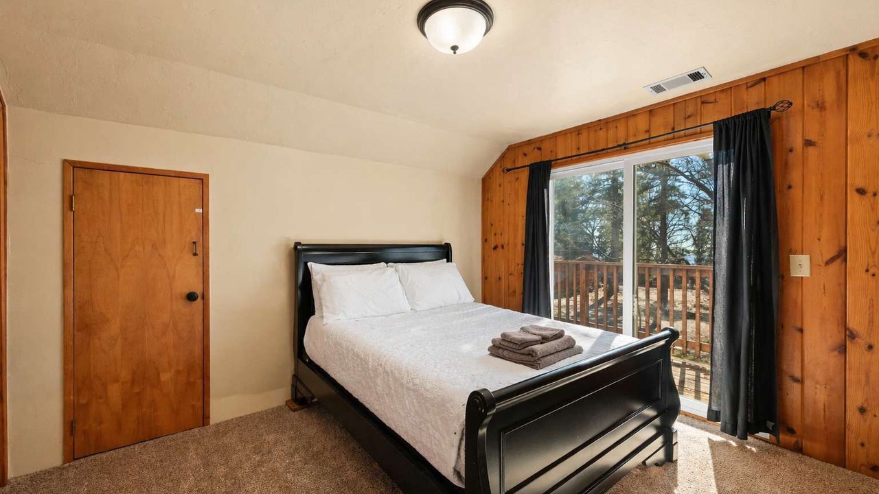Photo of Bedroom in Running Springs