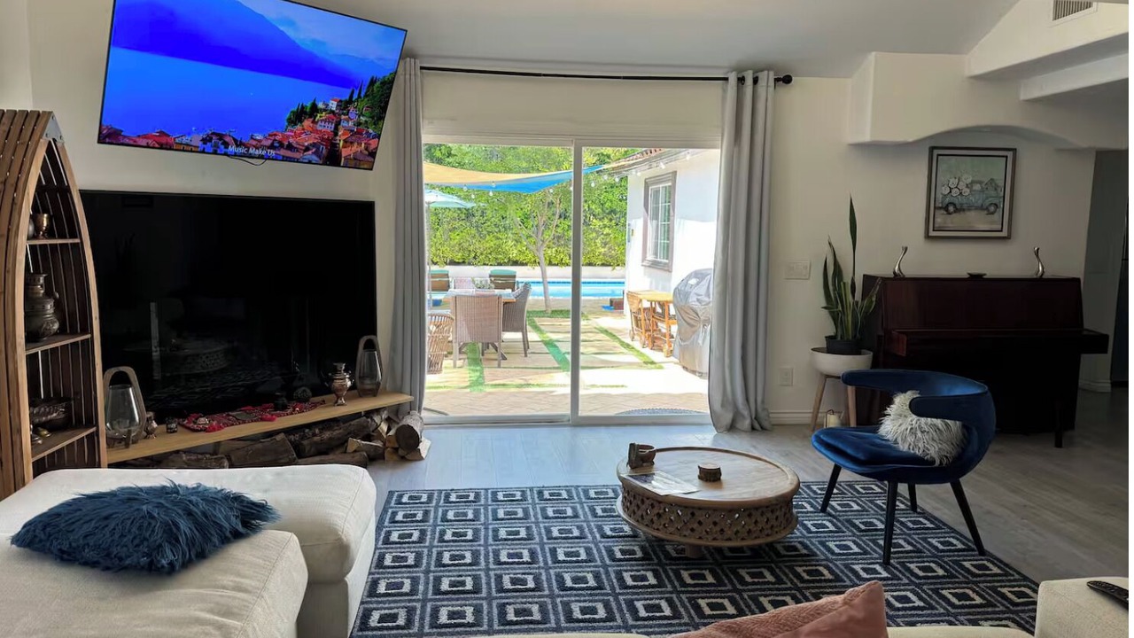 Photo of Livingroom in Woodland Hills