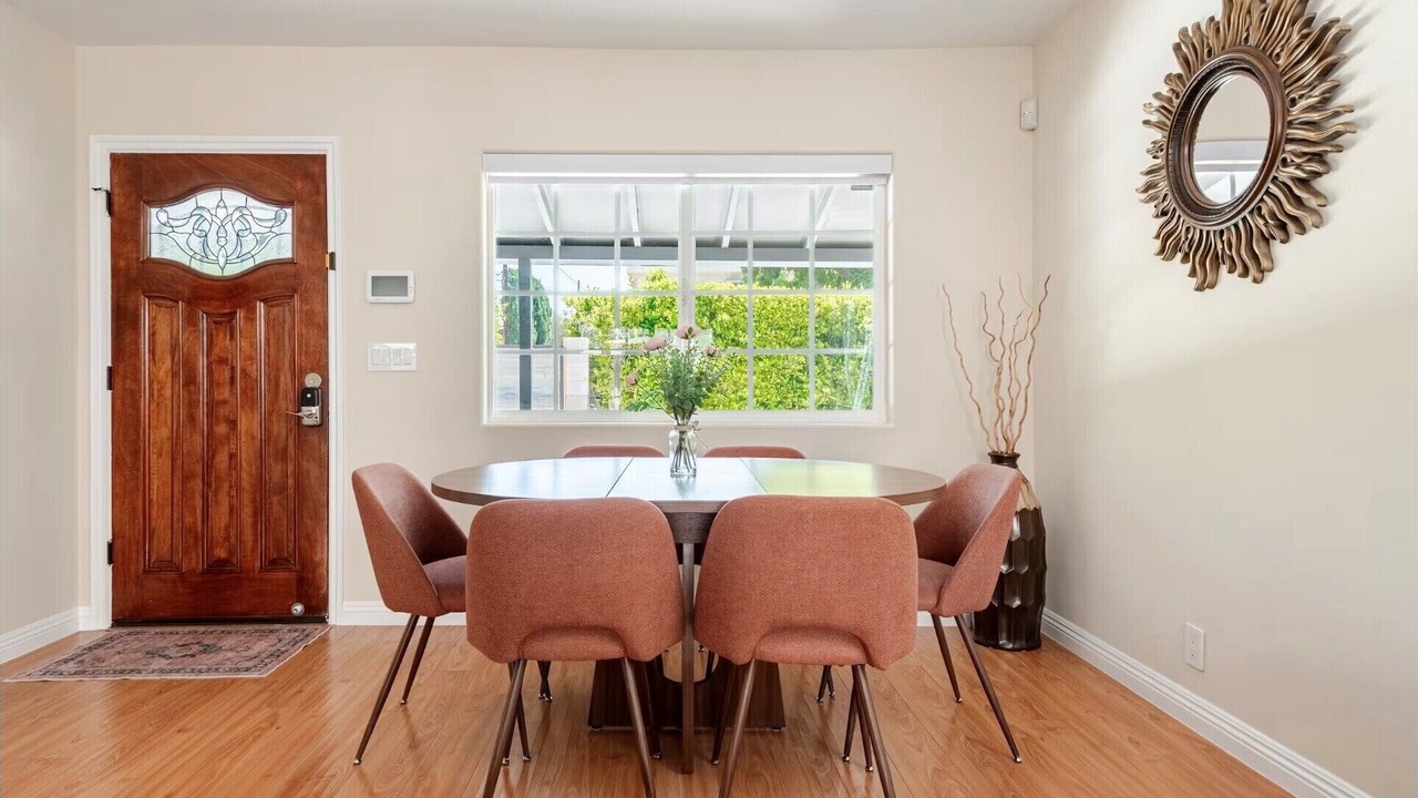 Photo of Livingroom in Valley Glen