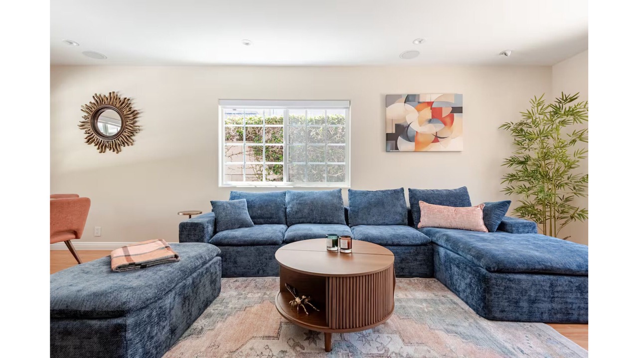 Photo of Livingroom in Valley Glen