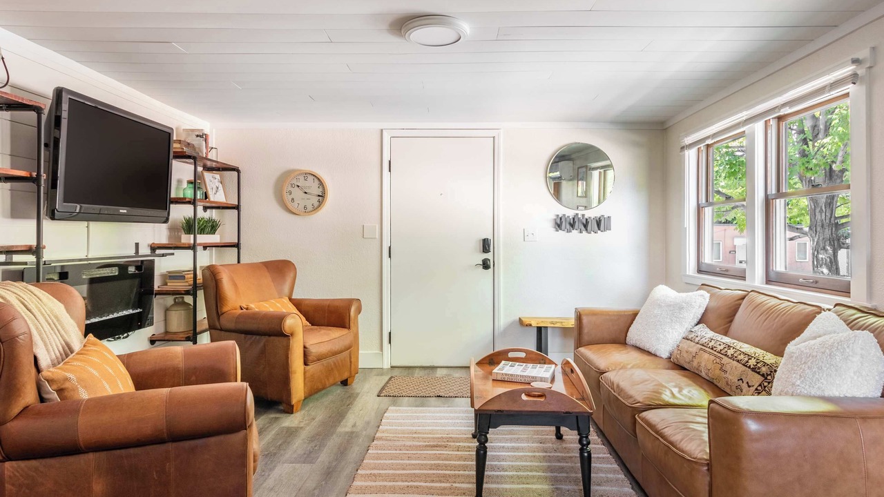 Photo of Livingroom in Depot Bench