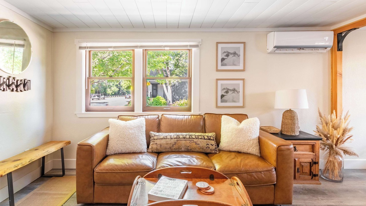 Photo of Livingroom in Depot Bench