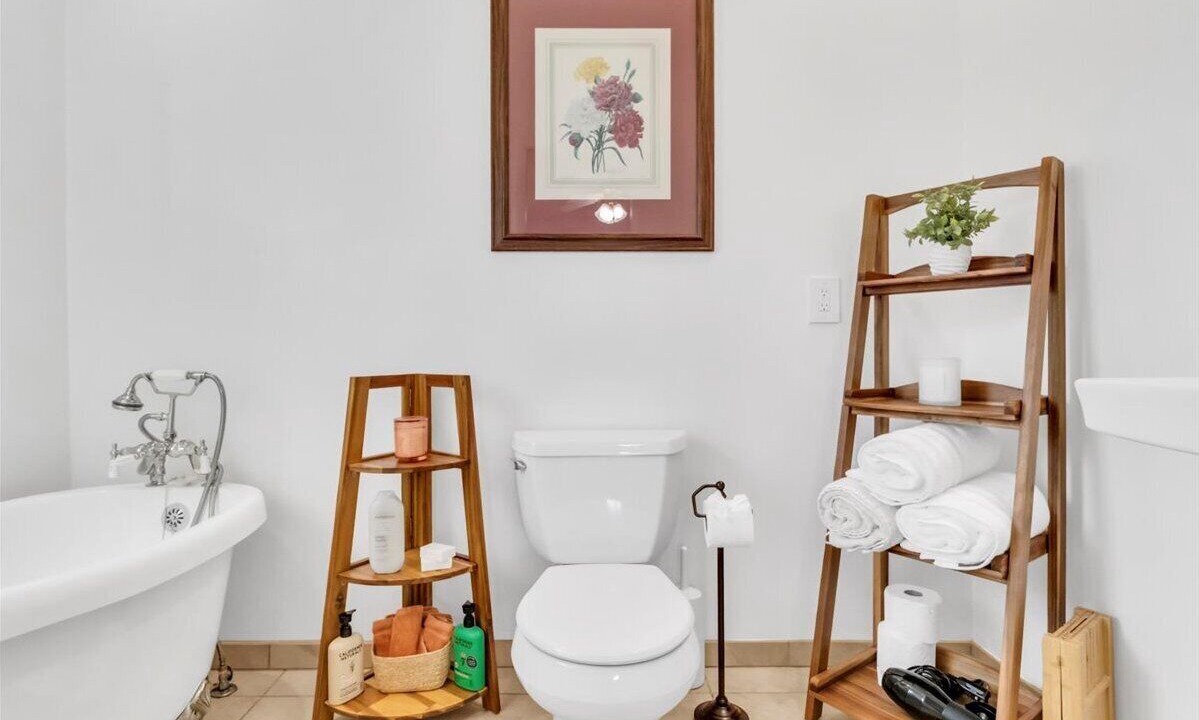 Photo of Bathroom in Woodland Hills