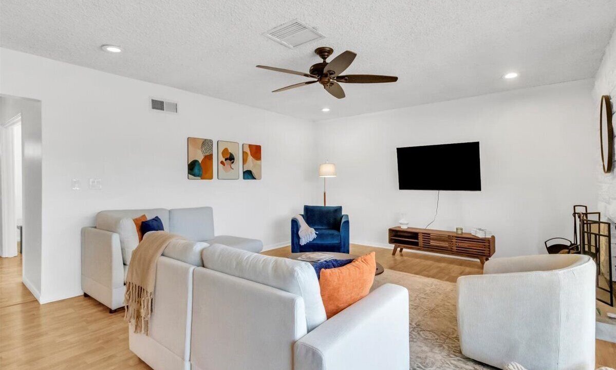 Photo of Livingroom in Woodland Hills