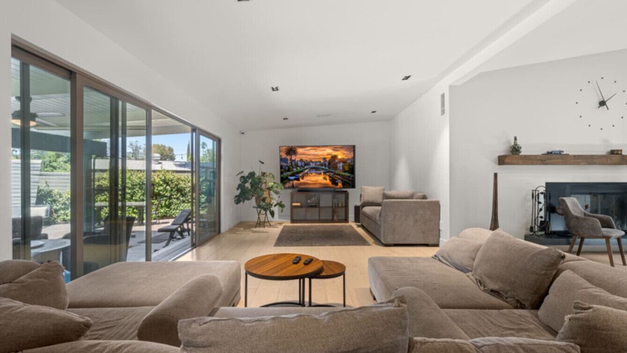 Photo of Livingroom in Woodland Hills