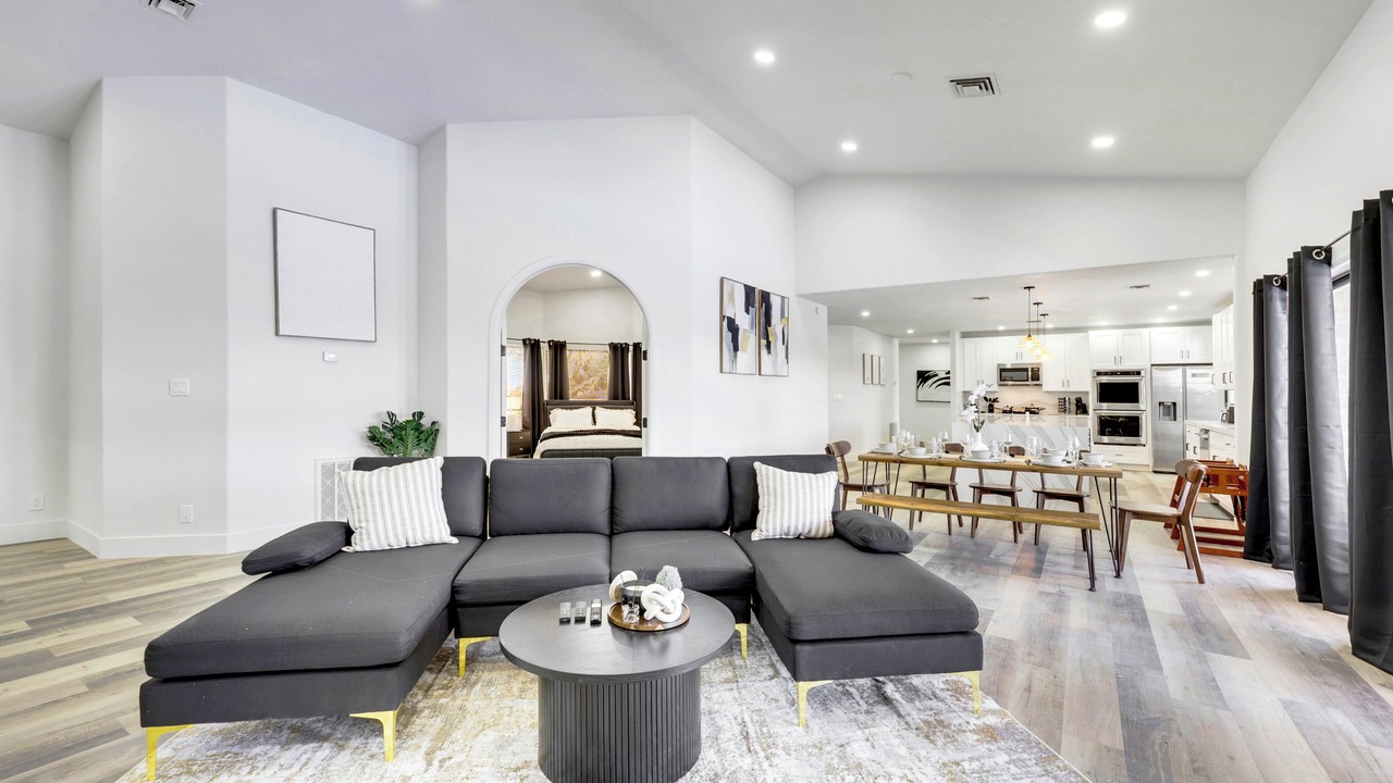 Photo of Livingroom in Enterprise