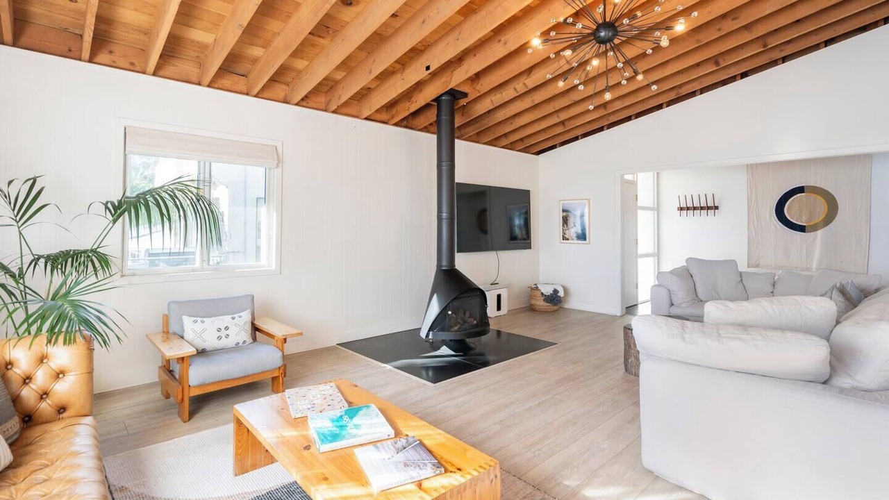 Photo of Livingroom in Eastern Malibu
