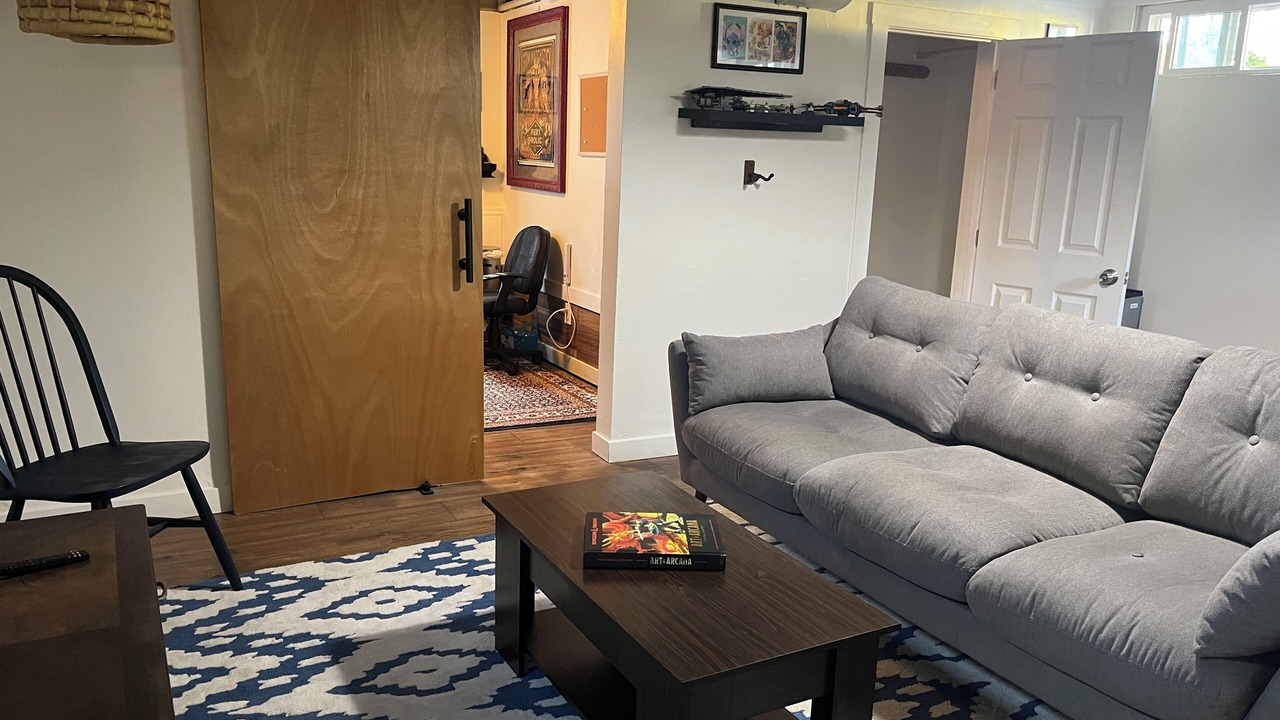 Photo of Livingroom in Depot Bench
