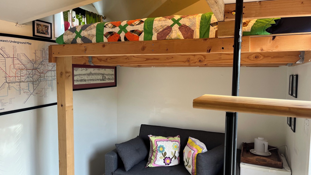 Photo of Livingroom in Depot Bench