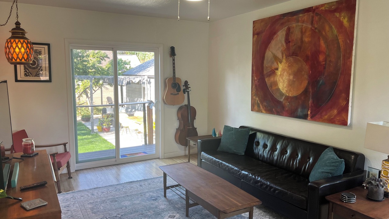 Photo of Livingroom in Depot Bench