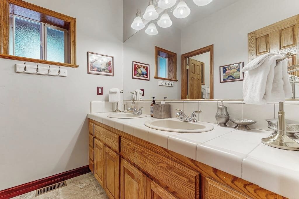 Photo of Bathroom in Twin Peaks