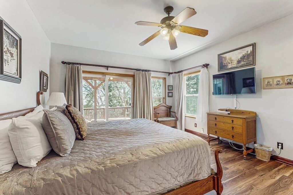 Photo of Bedroom in Twin Peaks
