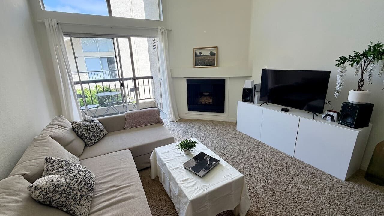 Photo of Livingroom in Warner Center