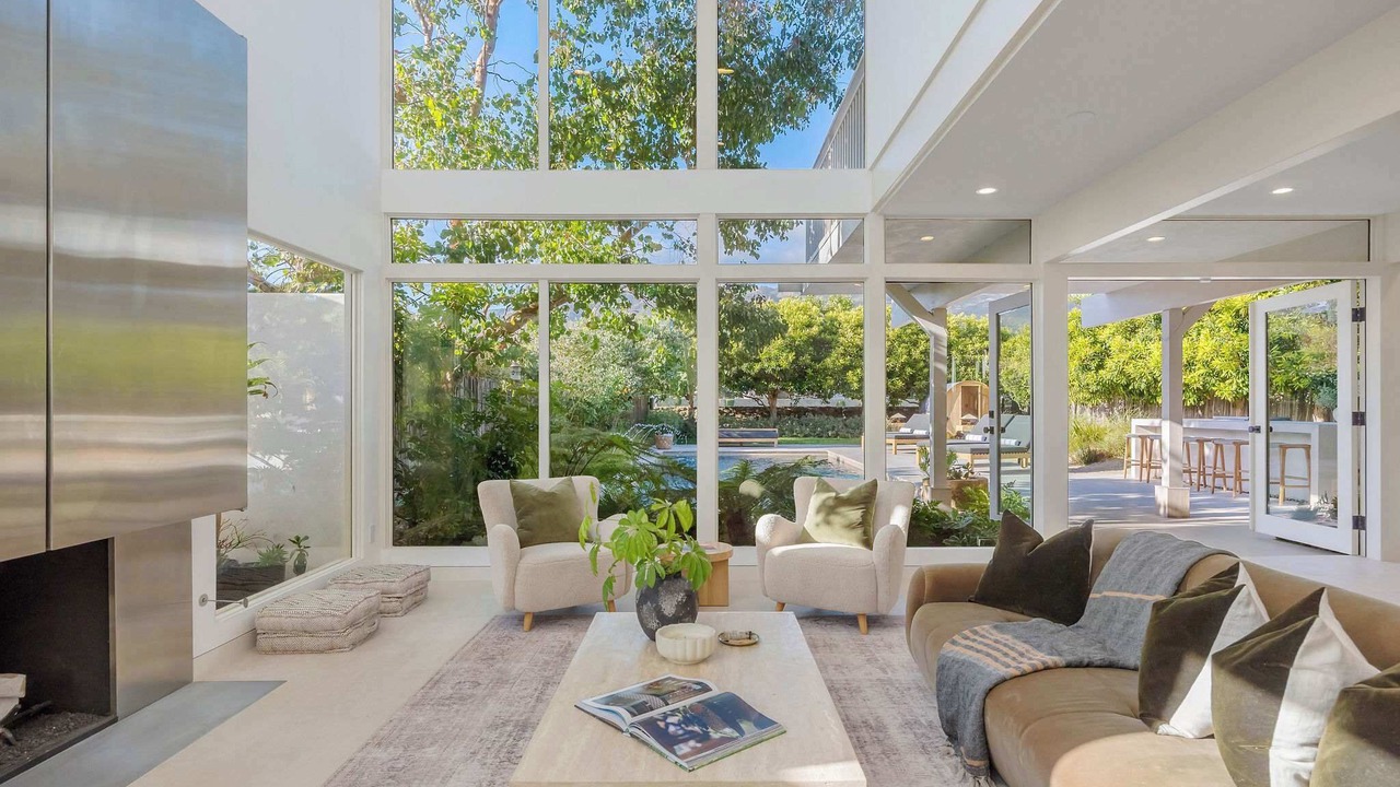 Photo of Livingroom in Eastern Malibu