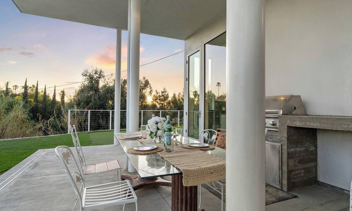 Photo of Outdoor in Woodland Hills