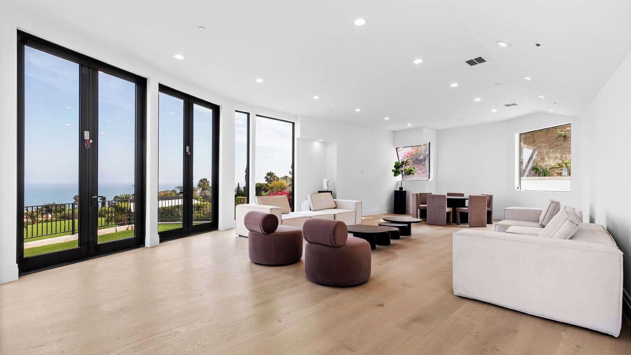 Photo of Livingroom in Central Malibu