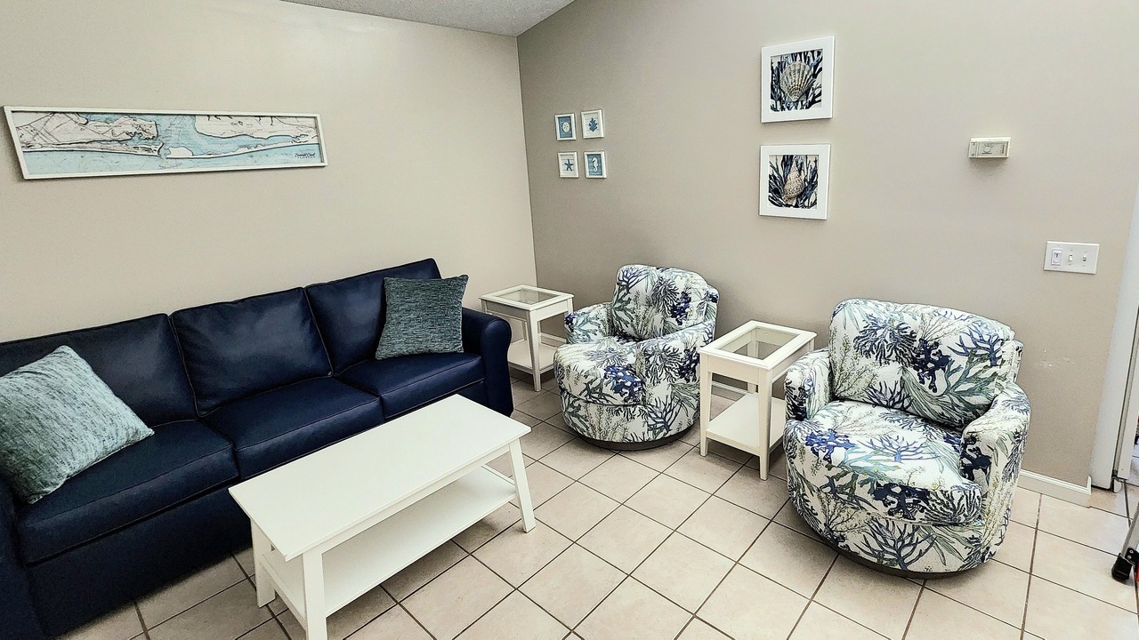 Photo of Livingroom in Biltmore Beach
