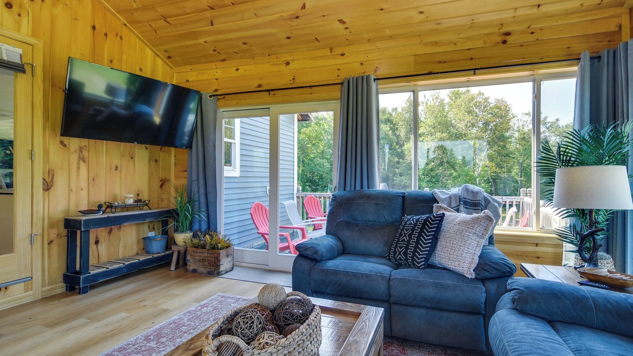 Photo of Livingroom in East Central Franklin