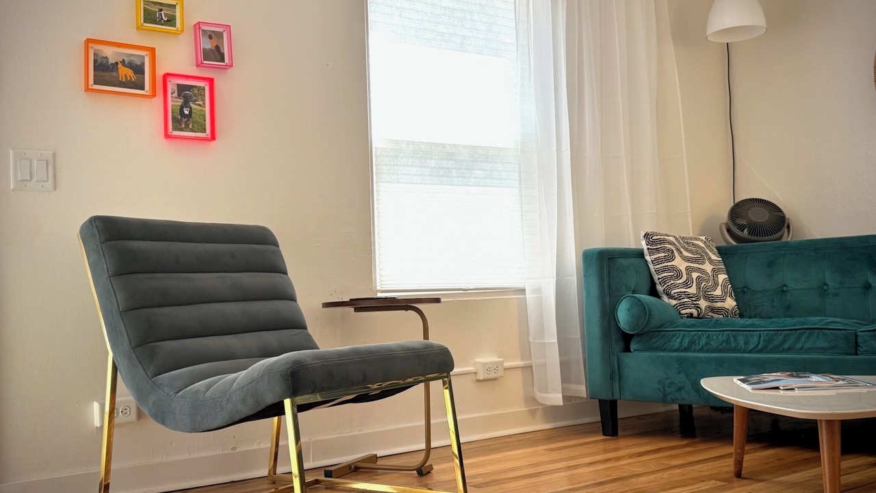 Photo of Livingroom in Depot Bench