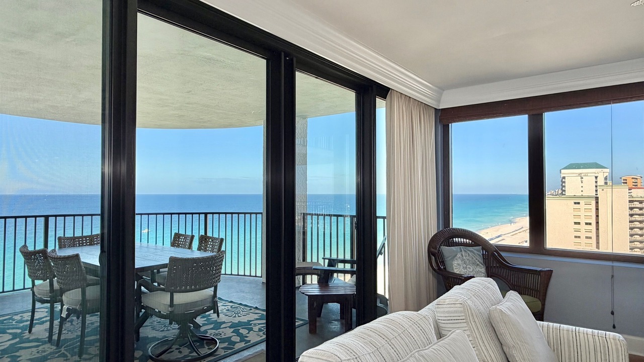 Photo of Livingroom in Biltmore Beach