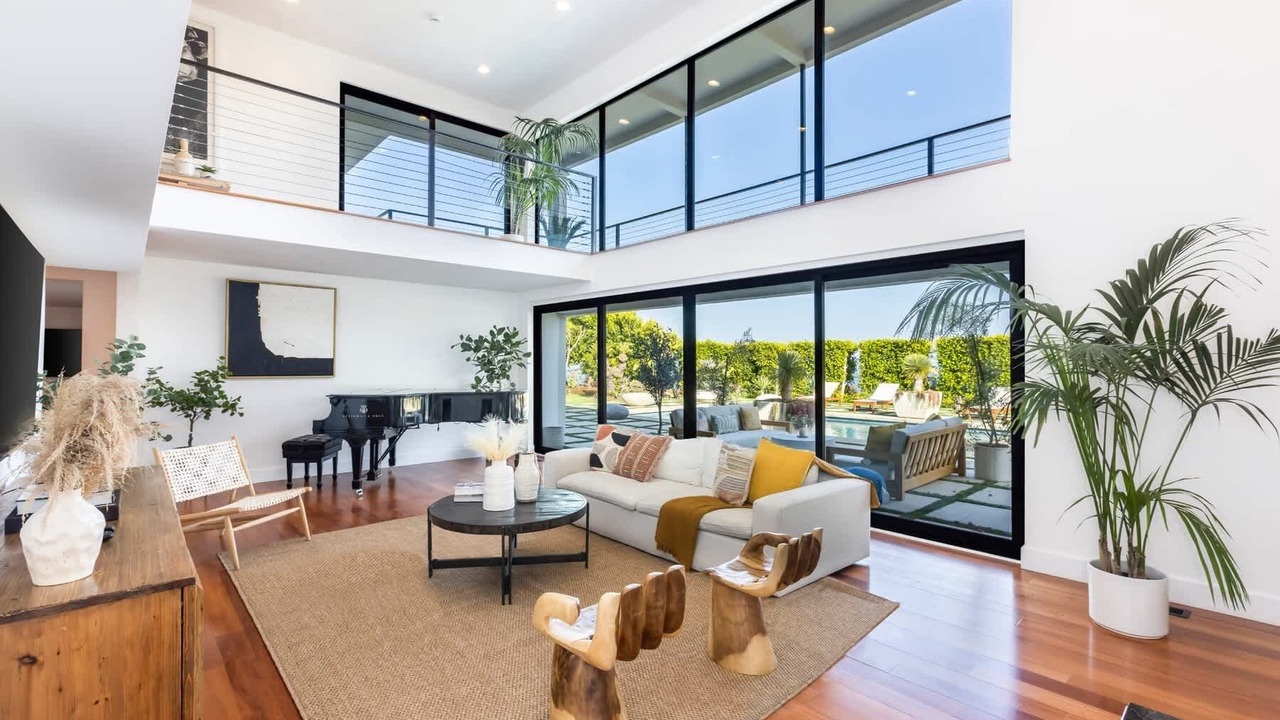 Photo of Livingroom in Central Malibu