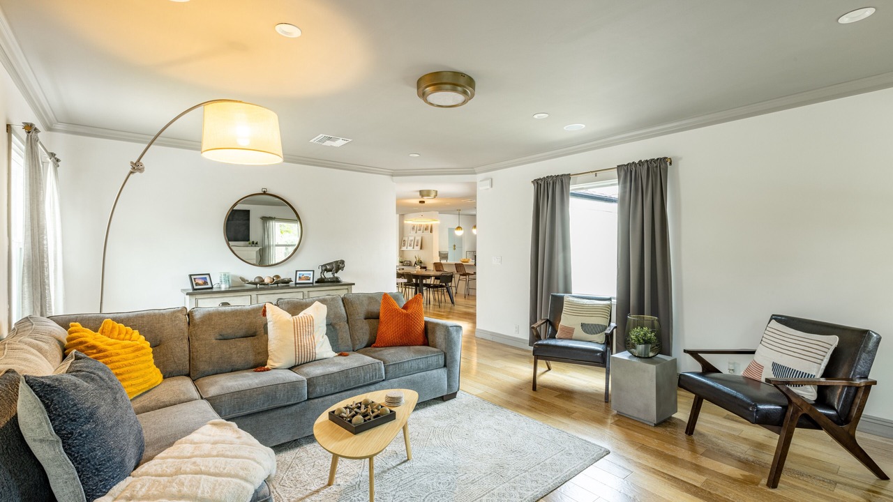 Photo of Livingroom in Mid Central
