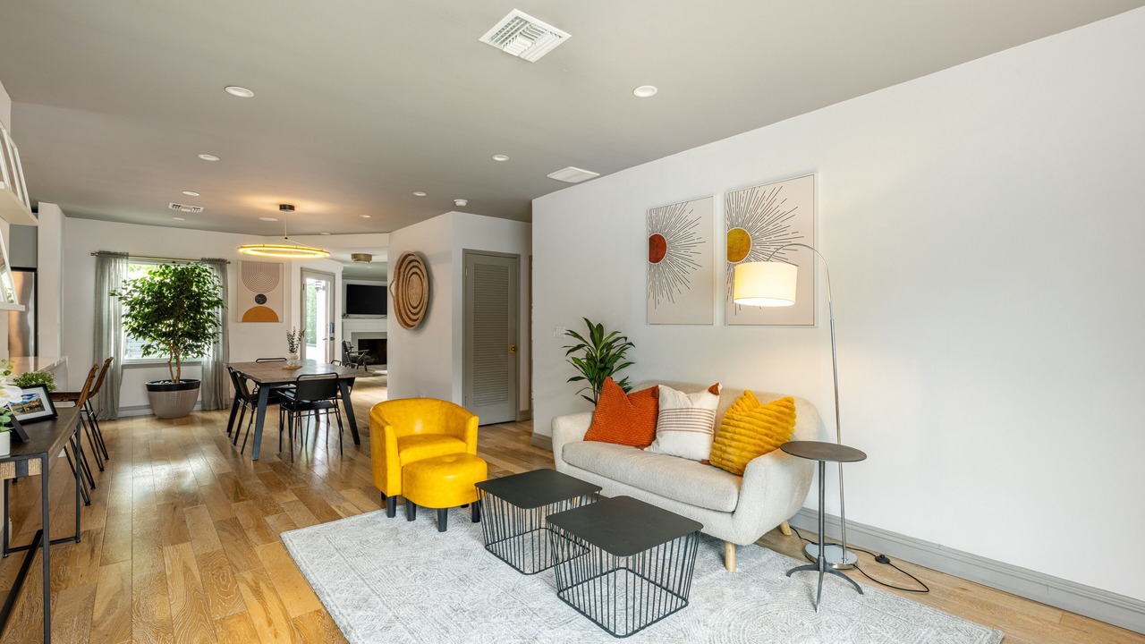 Photo of Livingroom in Mid Central