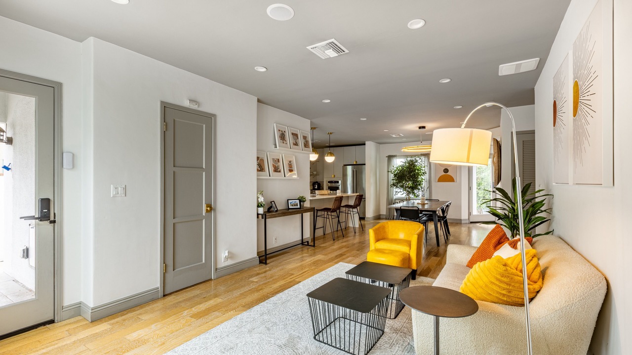 Photo of Livingroom in Mid Central
