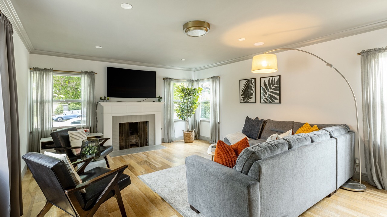 Photo of Livingroom in Mid Central