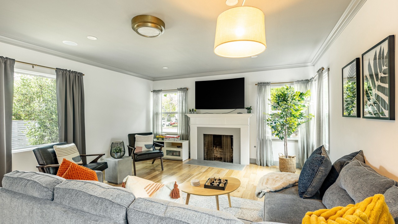 Photo of Livingroom in Mid Central
