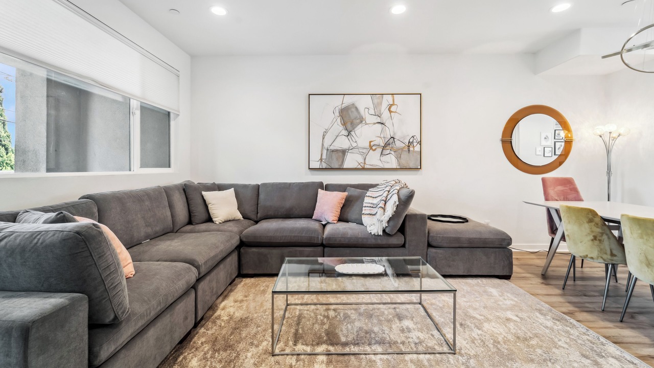 Photo of Livingroom in Valley Glen