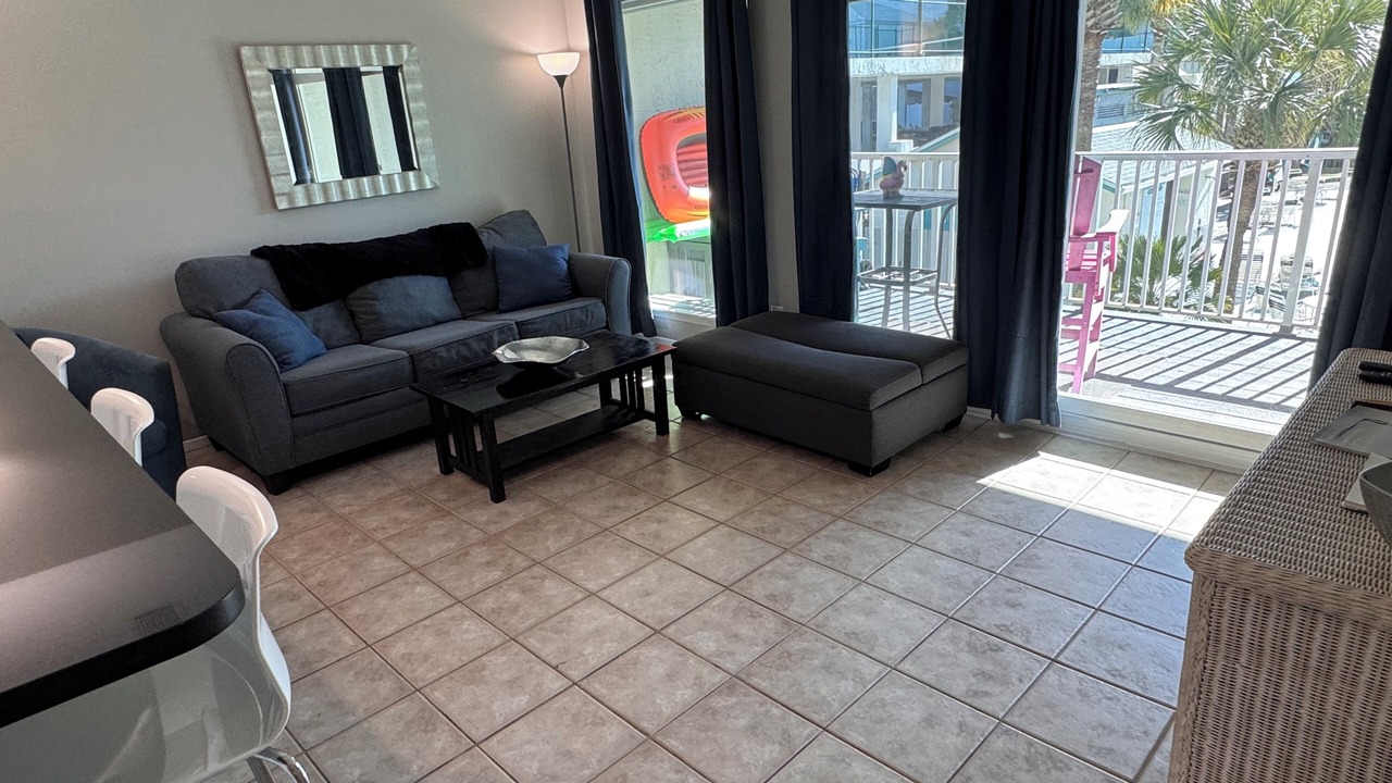 Photo of Livingroom in Biltmore Beach