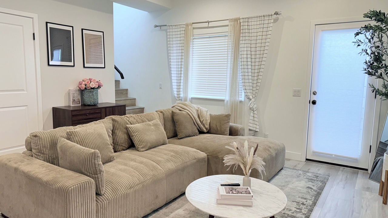 Photo of Livingroom in Midway City