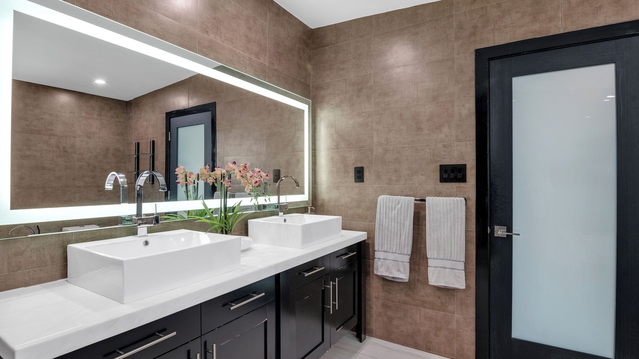 Photo of Bathroom in Greater Wilshire - Hancock Park