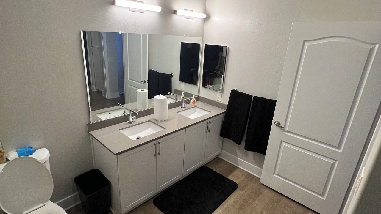 Photo of Bathroom in Greater Wilshire - Hancock Park