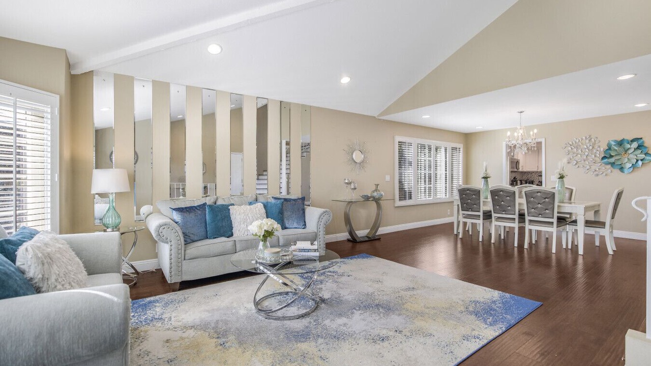 Photo of Livingroom in Orange