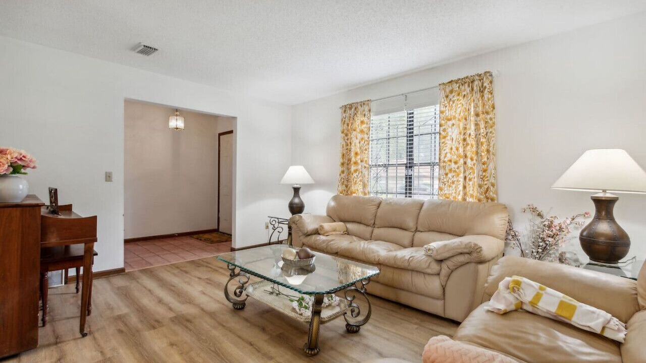 Photo of Livingroom in Northside